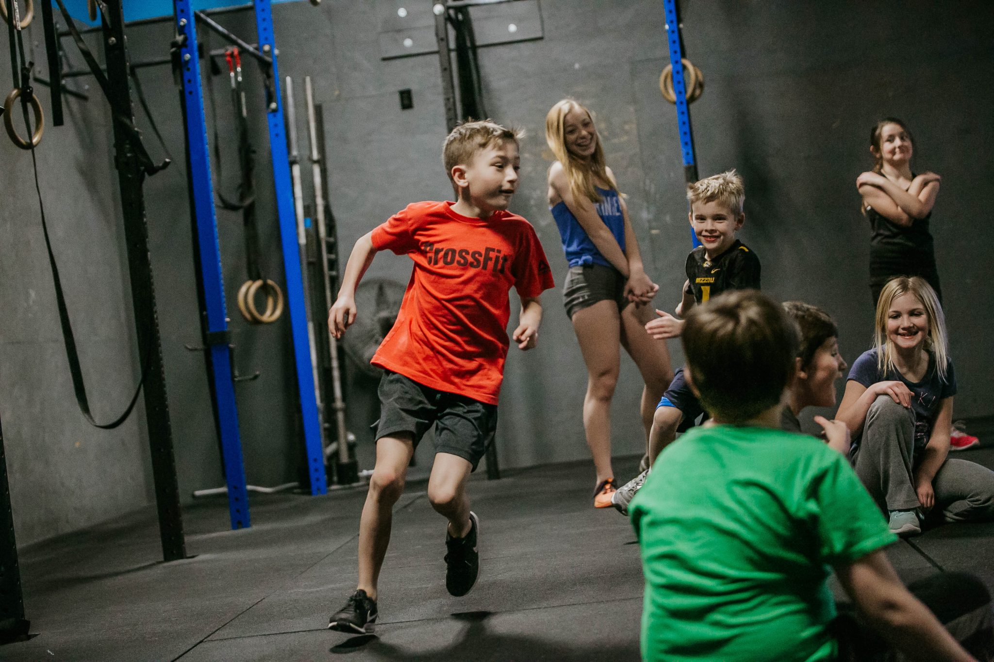 Тренировка для подростков. Кроссфит Kids. CROSSFIT дети. Занятия кроссфит для детей. Спортивные дети кроссфит.